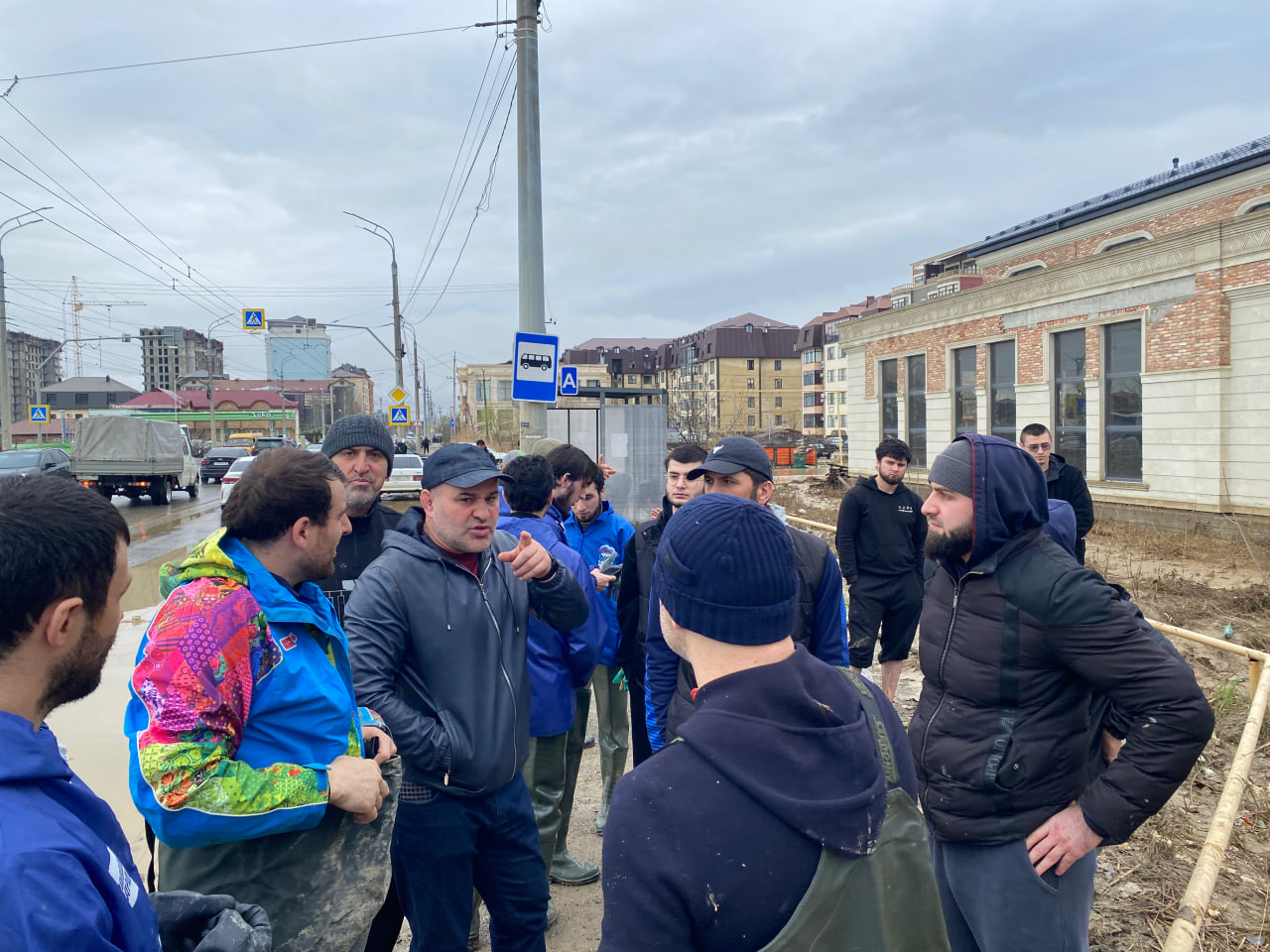 Сотрудники Минспорта Дагестана приняли участие в ликвидации последствий ливней в Махачкале